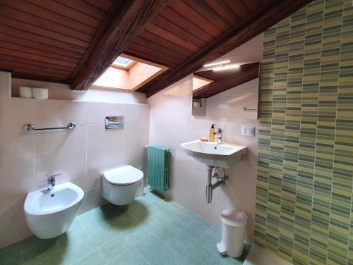 a bathroom with a toilet and a sink at Altavilla Albergo meublé in Tirano