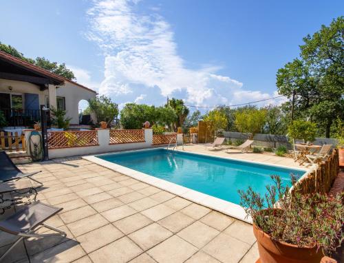 Der Swimmingpool an oder in der Nähe von Travelers house - Villa with private pool and kids friendly