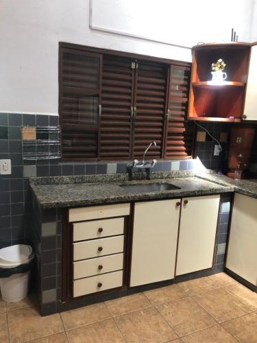 a kitchen with a sink and a counter at Sítio Recanto do Paturi in Piranguinho