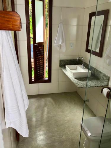 a bathroom with a sink and a toilet at Chalés do Maestro in Ilha de Boipeba