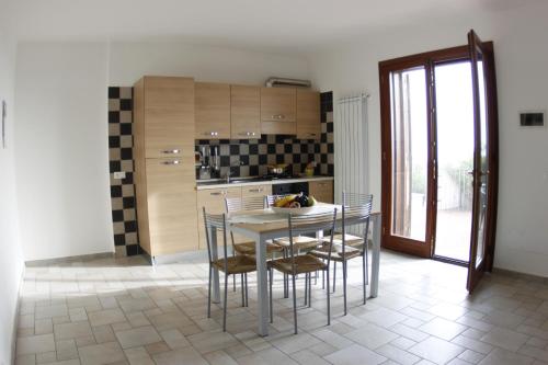 cocina con mesa y sillas en una habitación en Residenza La Mannara en Itri