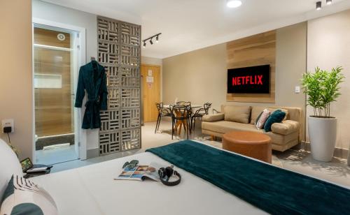 Flat ESPETACULAR PRAIA DE CAMBURI Long Stay في فيتوريا: غرفة معيشة مع أريكة وطاولة