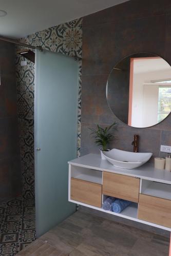 uma casa de banho com um lavatório e um espelho em Glamping en Granja Campo Hermoso em Cogua