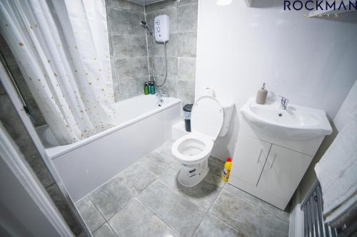 y baño con aseo, bañera y lavamanos. en 12D Alexandra Street - Charming Apartment in Central Southend Location by Rockman Stays en Southend-on-Sea