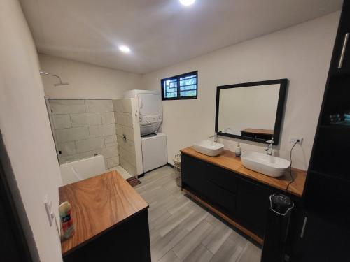 ein Badezimmer mit zwei Waschbecken und einem großen Spiegel in der Unterkunft Villa Elenita - Pura Vida in Parrita