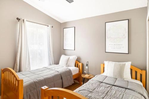 a bedroom with two beds and a window at Quiet Getaway to Tampa & Orlando in Mulberry
