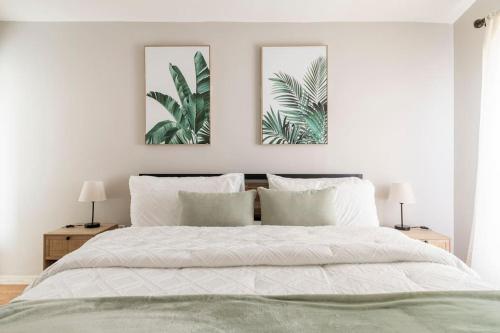 ein Schlafzimmer mit einem Bett mit zwei Bildern an der Wand in der Unterkunft Quiet Getaway to Tampa & Orlando in Mulberry