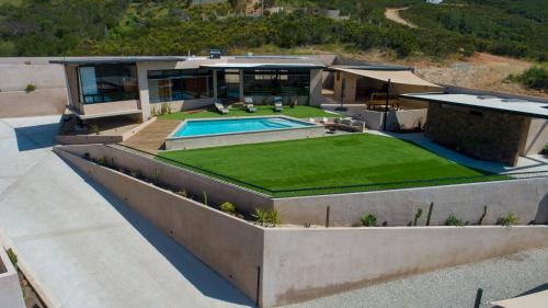 una vista aérea de una casa con piscina en Villas MG, en Valle de Guadalupe