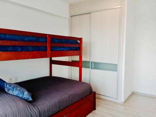 1 dormitorio con litera y espejo en Romulo OFarril 2parking-3BR-2BA, en Ciudad de México