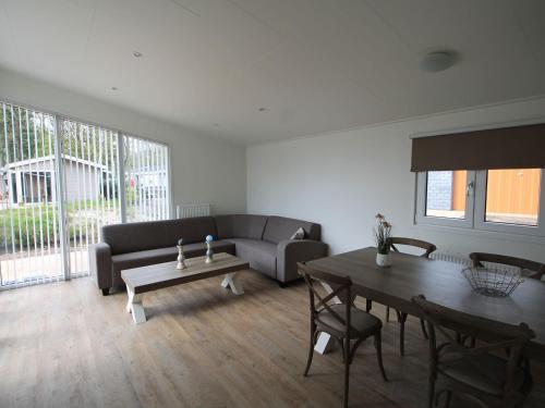 Neat chalet with dishwasher, surrounded by forest – Photos 2