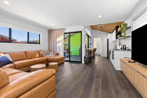 a living room with a couch and a tv at BIG4 Bendigo Park Lane Holiday Park in Bendigo