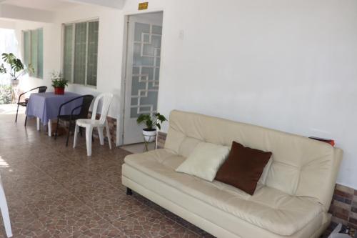 sala de estar con sofá blanco y mesa en Panorama, en Villavicencio
