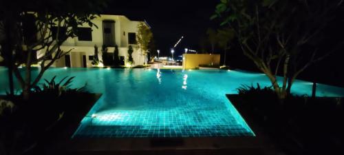 Bazén v ubytování H&W Sunway Onsen Suites Services Tambun Ipoh S-07-05 nebo v jeho okolí