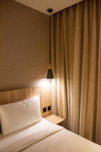 Postel nebo postele na pokoji v ubytování N Hotel