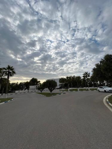 un coche aparcado en un estacionamiento con un cielo nublado en Cap Tingis en Tánger