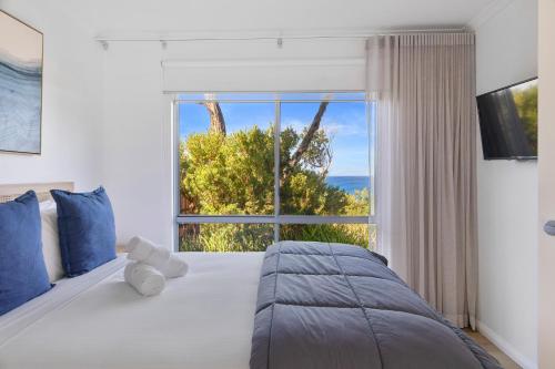 Ingenia Holidays Cape Paterson في Cape Paterson: غرفة نوم بسرير كبير مع نافذة كبيرة