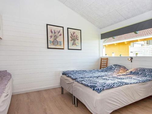 奧本羅的住宿－Holiday home Aabenraa LXXIII，一间卧室设有两张床和窗户。