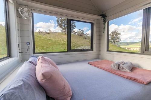 Postel nebo postele na pokoji v ubytování Heathcote Valley Tiny House - Tiny Stays