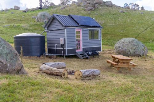 Un jardín fuera de Heathcote Valley Tiny House - Tiny Stays