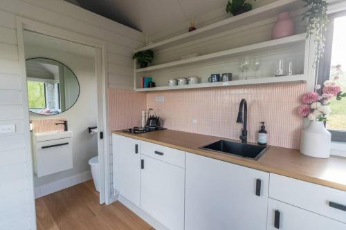 Kuchyň nebo kuchyňský kout v ubytování Heathcote Valley Tiny House - Tiny Stays