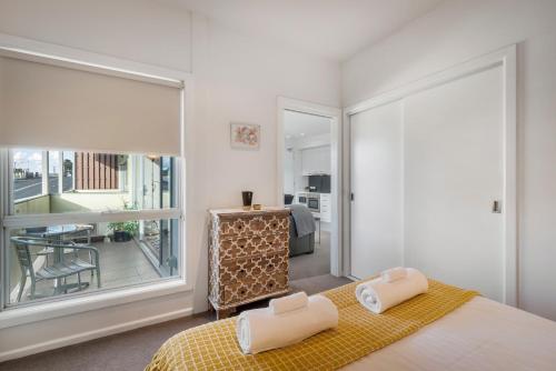 - une chambre avec un lit et une grande fenêtre dans l'établissement Bellerive Quay - 2 Bedroom Apartment - Free Parking - Free WIFI, à Bellerive