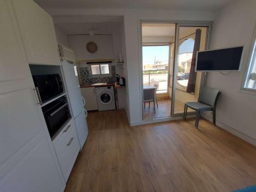 Cette petite chambre comprend une cuisine et un salon. dans l'établissement Grau d'Agde: Appt 2P rénové à 20m de la plage - FR-1-423-282, au Grau-dʼAgde