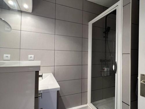 une salle de bain avec une douche, un lavabo et un miroir dans l'établissement T3 avec Terrasse et Vue Mer, Parking, Wi-Fi - 6 Personnes - FR-1-81-590, au Barcarès