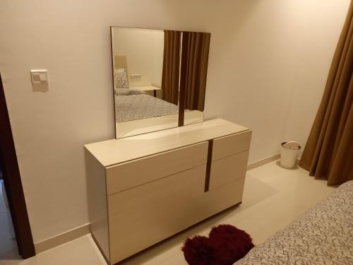 um espelho em cima de uma cómoda num quarto em Hawana lagoon Salala - SL28 em Salalah