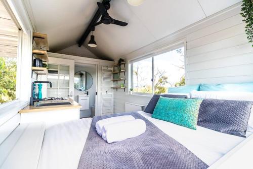 Postel nebo postele na pokoji v ubytování Yarra Valley Tiny House - Tiny Stays