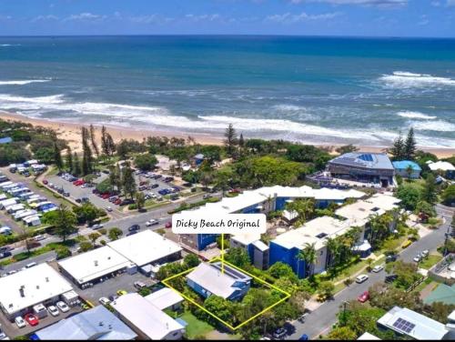 una vista aérea del complejo de playa de Pelican con el océano en Stunning 4 Bedroom Beach House - Dicky Beach Original, en Caloundra