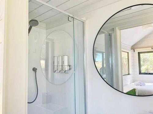 uma casa de banho com um espelho e um chuveiro em Mornington Peninsula Tiny House - Tiny Stays em Red Hill