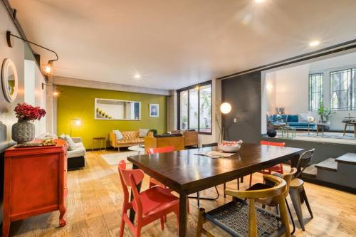 Unique Roma Apartments S51 By MrW في مدينة ميكسيكو: غرفة معيشة مع طاولة وكراسي خشبية