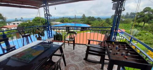 - Balcón con mesa y columpio en Finca Hotel Villa Celeste, en Quimbaya