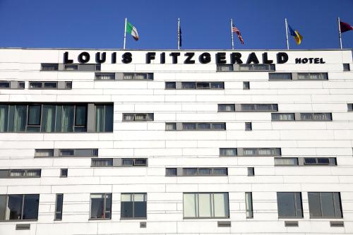 ein Gebäude mit den Worten louis filippi international darauf in der Unterkunft Louis Fitzgerald Hotel in Clondalkin 