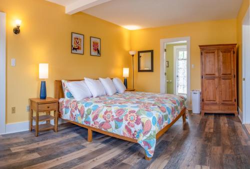 a bedroom with a bed and a wooden floor at Historic 2 Cats Inn in Bar Harbor