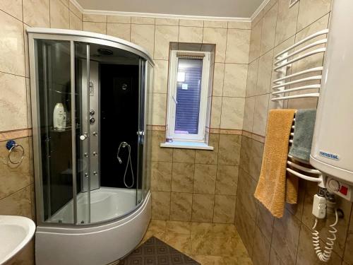 bagno con doccia e lavandino di Villa M a Mykulychyn