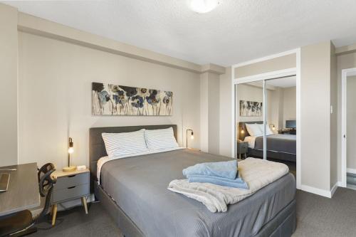 um quarto com uma cama grande num quarto em Newly Renovated 2 Bedroom Downtown Saskatoon Condo em Saskatoon