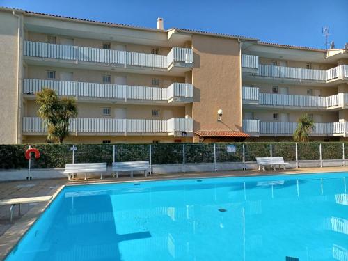 une piscine devant un immeuble dans l'établissement Charmant appart. 500m plages des Sablettes, à La Seyne-sur-Mer