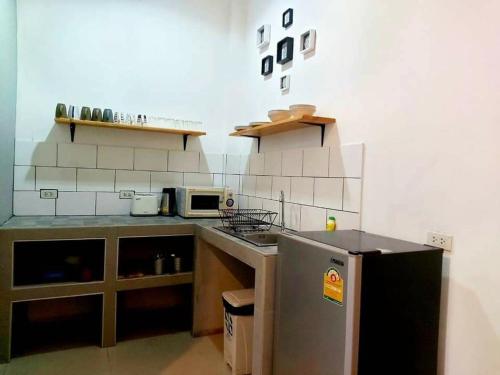 O bucătărie sau chicinetă la Baan Minnie 3 bedroom house 400m from Saikaew beach