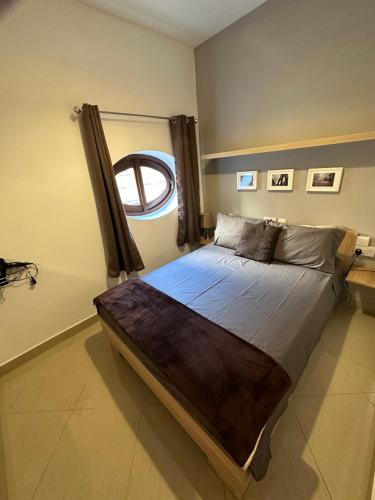 1 dormitorio con 1 cama grande y ventana en Ewa Apt - 3-Bedrooms Apt near Sliema - St Julians Seafront, en Il-Gżira