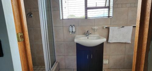 Bilik mandi di See More Guest House