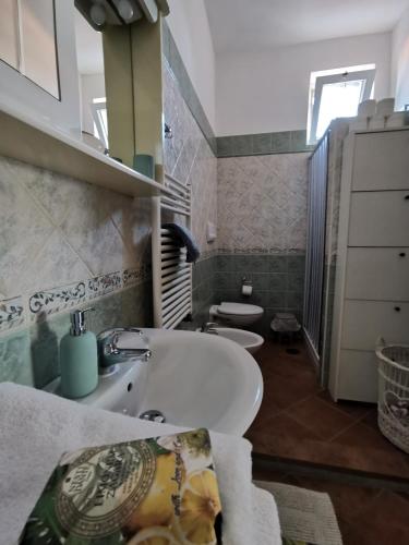 bagno con lavandino e servizi igienici di Appartamento Salvia in centro ad Ascea