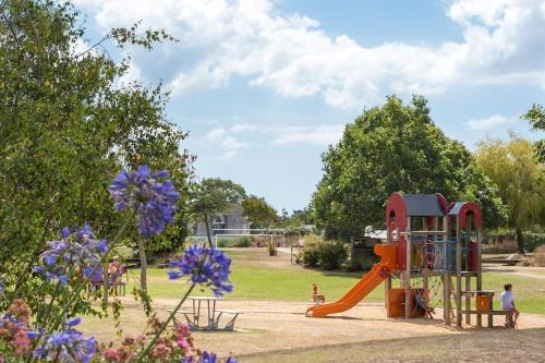 カルナックにあるMaison idéalement située entre plages et commercesの公園内の滑り台のある遊び場