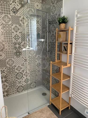 une salle de bain avec douche en verre dans l'établissement Maison idéalement située entre plages et commerces, à Carnac