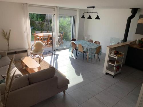 カルナックにあるMaison idéalement située entre plages et commercesのソファとテーブルのあるリビングルーム