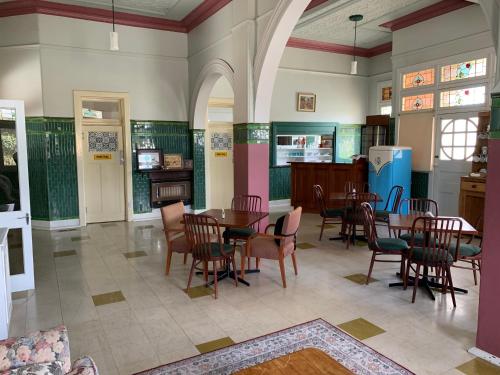 un restaurante con mesas y sillas en una habitación en HISTORIC STAR LODGE and STATION MASTERS HOUSE NARRANDERA, en Narrandera