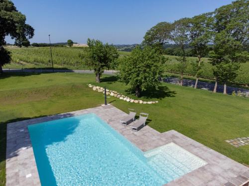an overhead view of a swimming pool in a yard at RipassoQui in Custoza