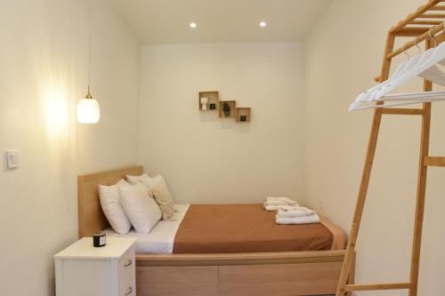 una camera con un letto a castello e una scala di Donatello a Città di Corfù