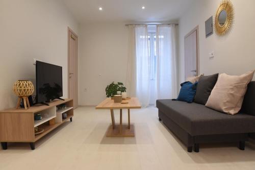 un soggiorno con un divano e un tavolo di Donatello a Città di Corfù