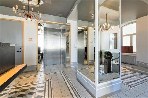 een hal met een lobby met een spiegel en een trap bij Rotermann Central Apartments in Tallinn